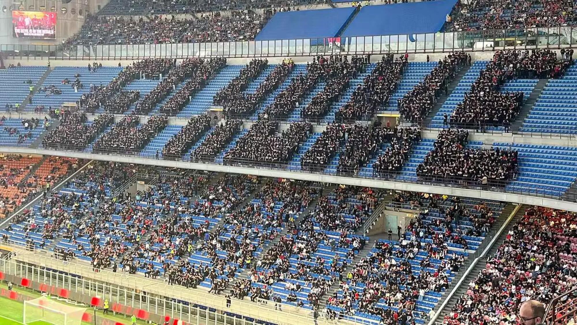 La curva del Milan ha contestato la dirigenza