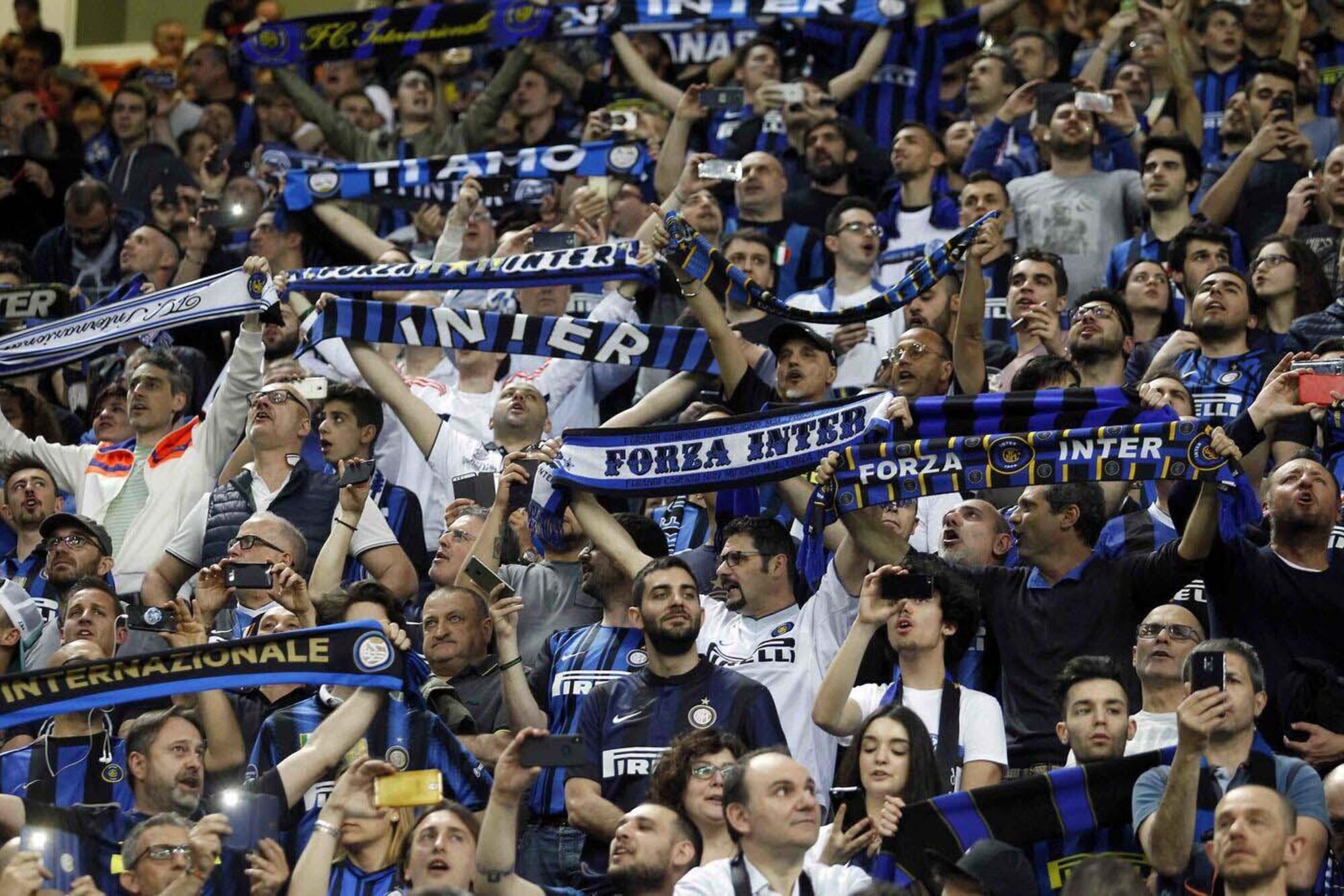 Gli ultras dell'Inter protestano per i mancati biglietti alla finale di Champions