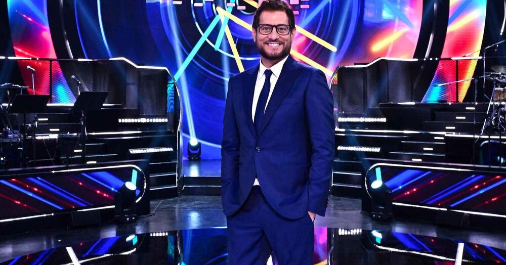 Aldo Grasso asfalta la nuova Sarabanda su Italia 1: &quot;Infantile&quot;. Stronca Enrico Papi: &quot;Deborda sempre&quot;. E non risparmia neppure il regista Roberto Cenci...