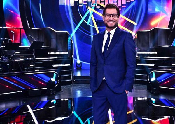 Aldo Grasso asfalta la nuova Sarabanda su Italia 1: &quot;Infantile&quot;. Stronca Enrico Papi: &quot;Deborda sempre&quot;. E non risparmia neppure il regista Roberto Cenci...