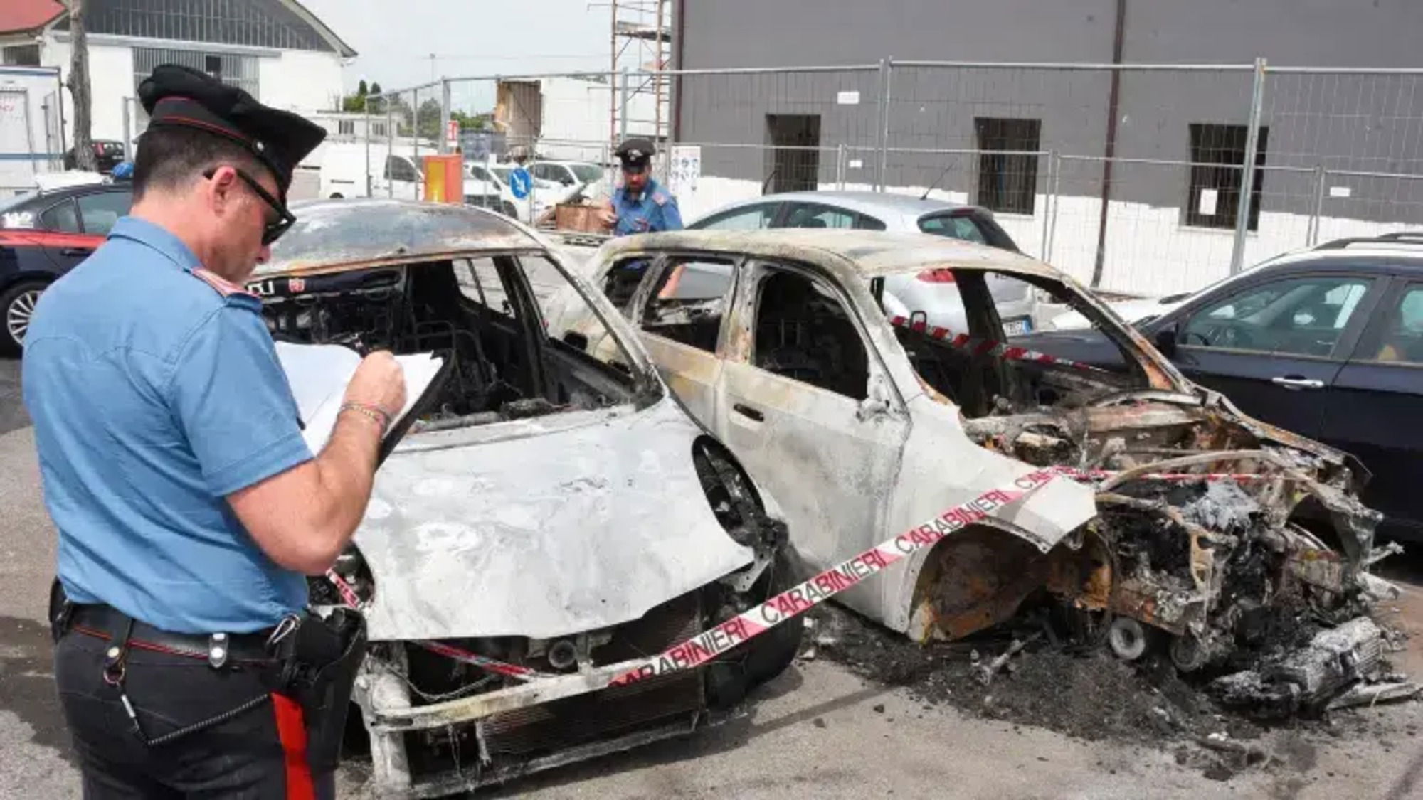 L'auto incendiata di Davide Barzan