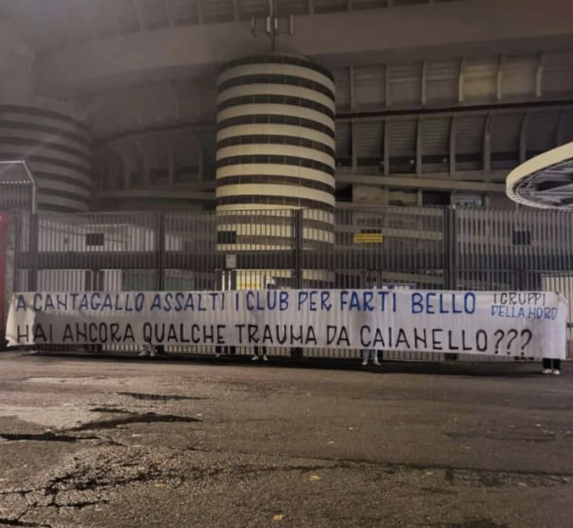 Lo striscione in ricordo di Caianello
