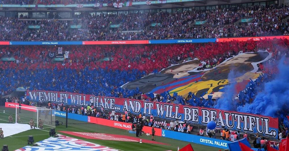 IL CALCIO CHE AMIAMO &egrave; in uno striscione dei tifosi del Crystal Palace dedicato ai fratellini che esultavano con il padre morto di cancro