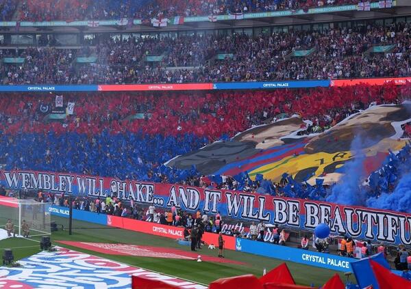IL CALCIO CHE AMIAMO &egrave; in uno striscione dei tifosi del Crystal Palace dedicato ai fratellini che esultavano con il padre morto di cancro