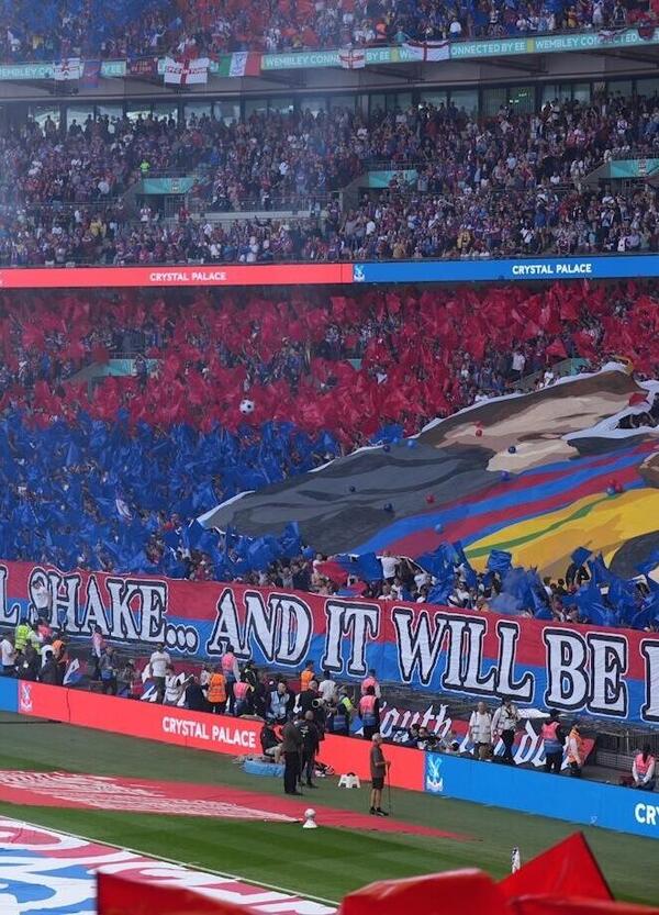 IL CALCIO CHE AMIAMO &egrave; in uno striscione dei tifosi del Crystal Palace dedicato ai fratellini che esultavano con il padre morto di cancro