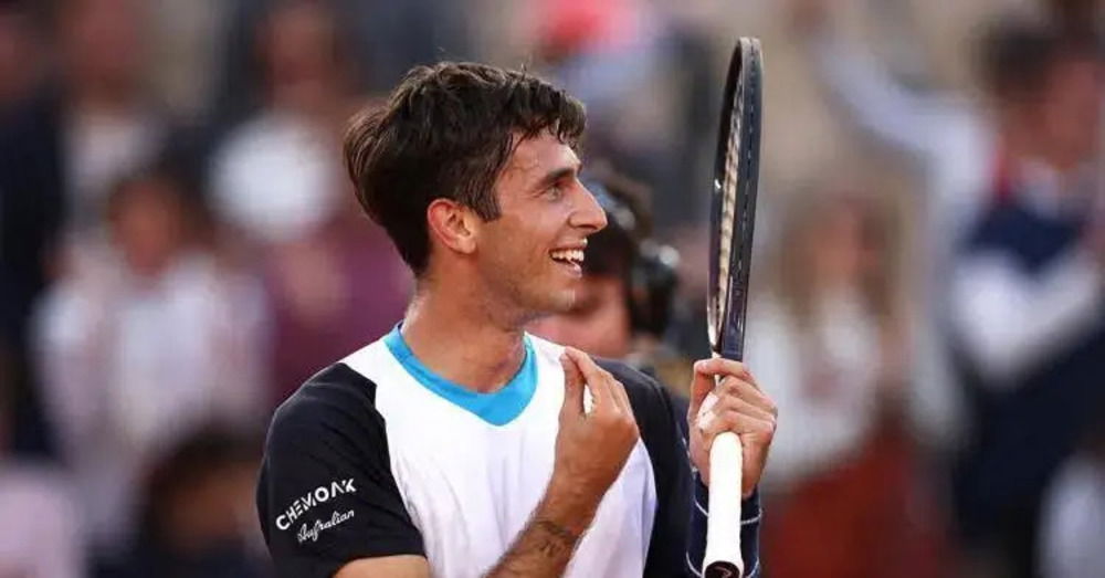 THE ITALIAN JOB! Matteo Gigante, l&rsquo;impresa colossale contro Tsitsipas al Roland Garros: &ldquo;&Egrave; stata una lotta dura. La calma? L&rsquo;ho allenata tanto, a Parigi mi sento a casa&rdquo;