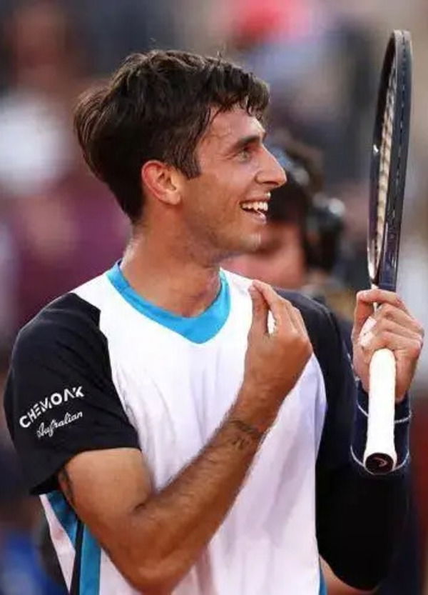 THE ITALIAN JOB! Matteo Gigante, l&rsquo;impresa colossale contro Tsitsipas al Roland Garros: &ldquo;&Egrave; stata una lotta dura&rdquo;