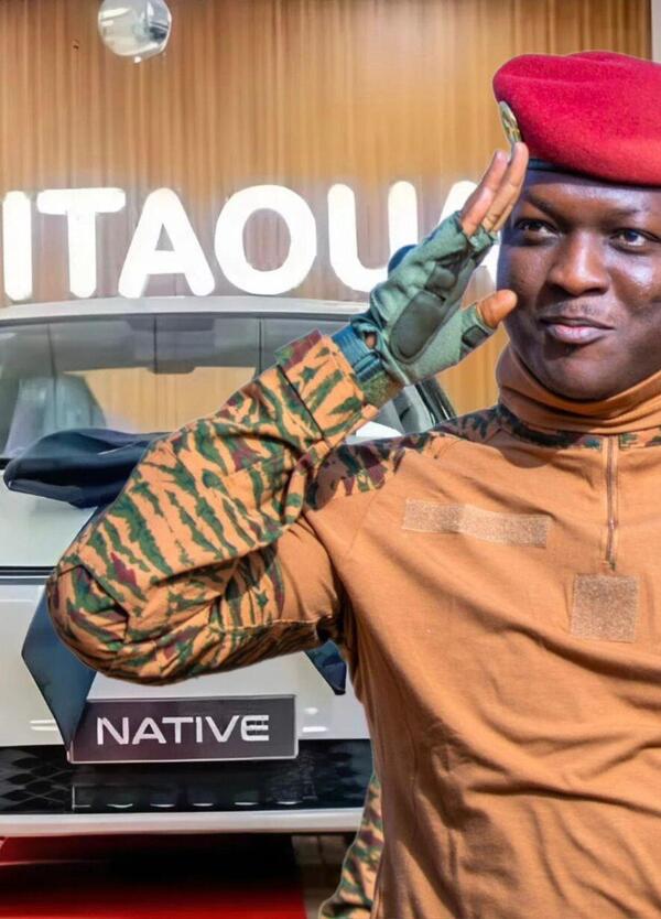 Chi è il “capitano” Traoré, che lancia “l’auto elettrica africana” e spaventa l’Occidente? E non solo Tesla...