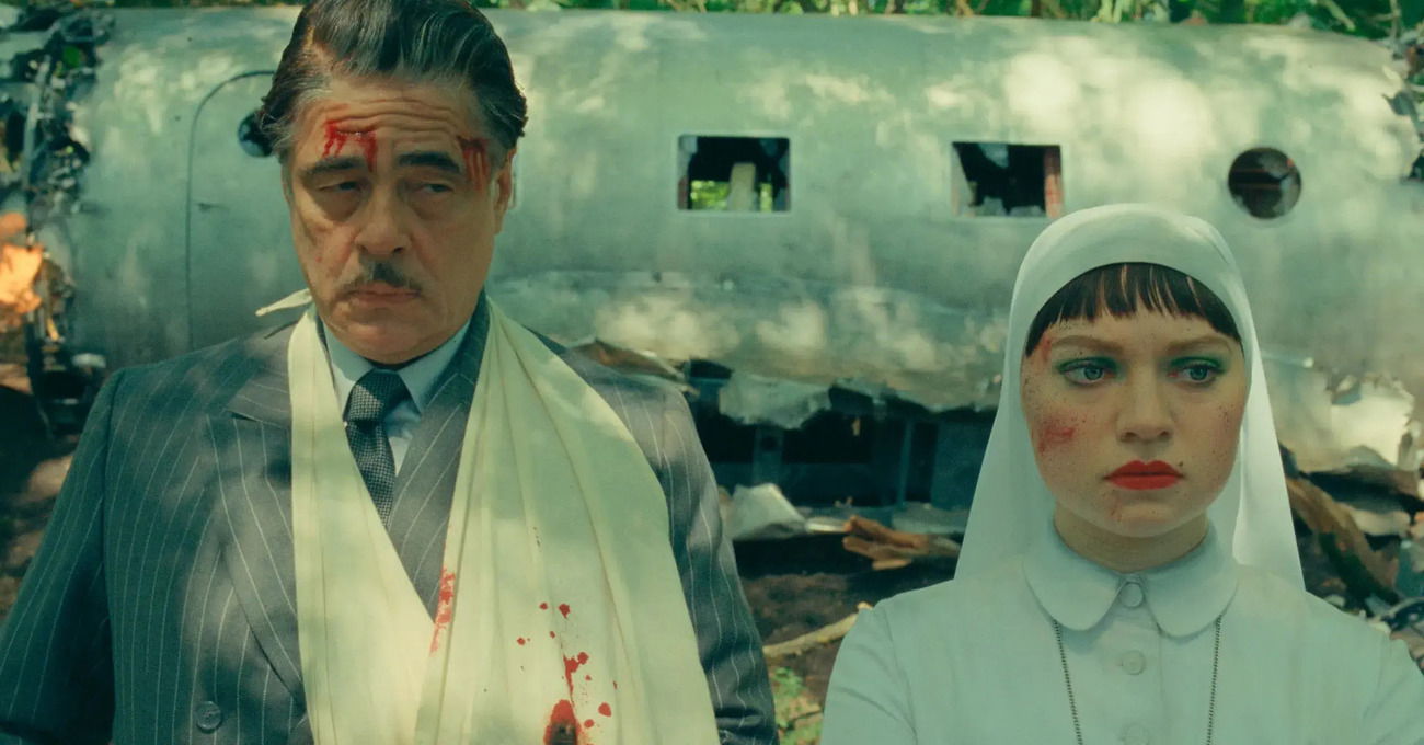 Abbiamo visto La trama fenicia al cinema, il nuovo film di Wes Anderson, ma com&rsquo;&egrave;? Sempre uguale, ma pi&ugrave; politico, pi&ugrave; spietato, pi&ugrave; spirituale...
