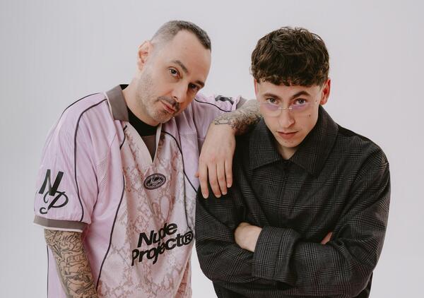 CHE GUSTO C&rsquo;&Egrave;: Gli Arcade Boyz stroncano Fabri Fibra? &ldquo;Un po&rsquo; canzone dell&rsquo;estate ma...&rdquo;. Perch&eacute; non &egrave; piaciuta ai fan? E sulla citazione a Berlusconi, Sfera Ebbasta e la &ldquo;vecchia scuola&rdquo;...
