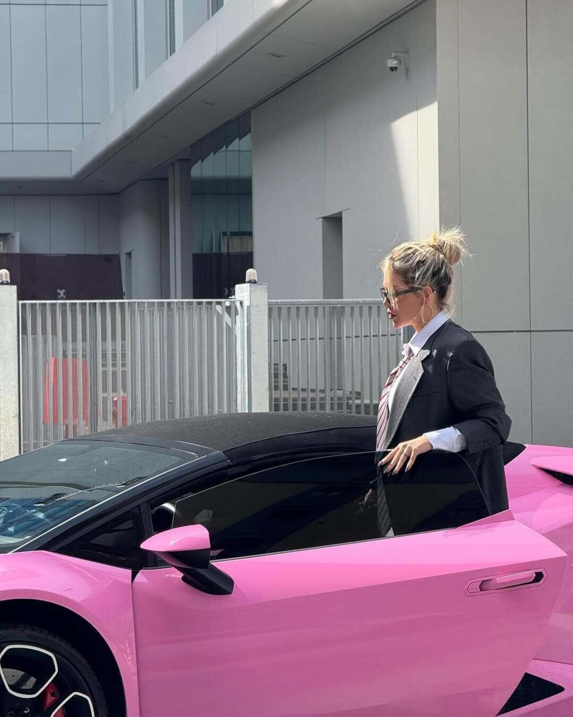 Wanda Nara con la sua Lamborghini Huracán LP 610-4 Spyder (rosa)