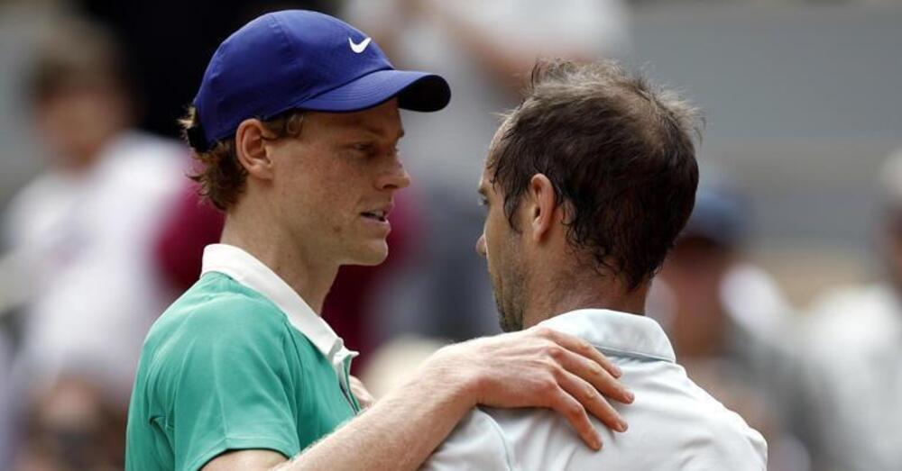 &Egrave; di Sinner l&#039;ULTIMO TANGO A PARIGI CON GASQUET: vittoria facile per Jannik, addio difficile per Richard. Le lacrime, gli applausi e le parole del numero uno del tennis per il nuovo grande ex