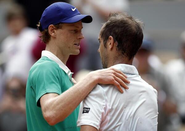 &Egrave; di Sinner l&#039;ULTIMO TANGO A PARIGI CON GASQUET: vittoria facile per Jannik, addio difficile per Richard. Le lacrime, gli applausi e le parole del numero uno del tennis per il nuovo grande ex