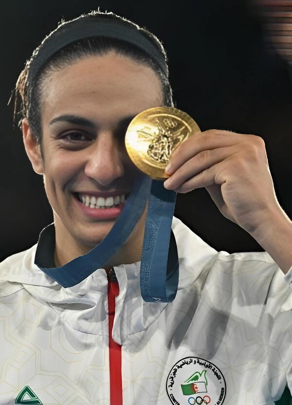 Imane Khelif torna sul ring: &ldquo;Quando colpisco, l&rsquo;ego dei nemici finisce al cimitero&rdquo;. Ma pu&ograve; gareggiare con le donne?
