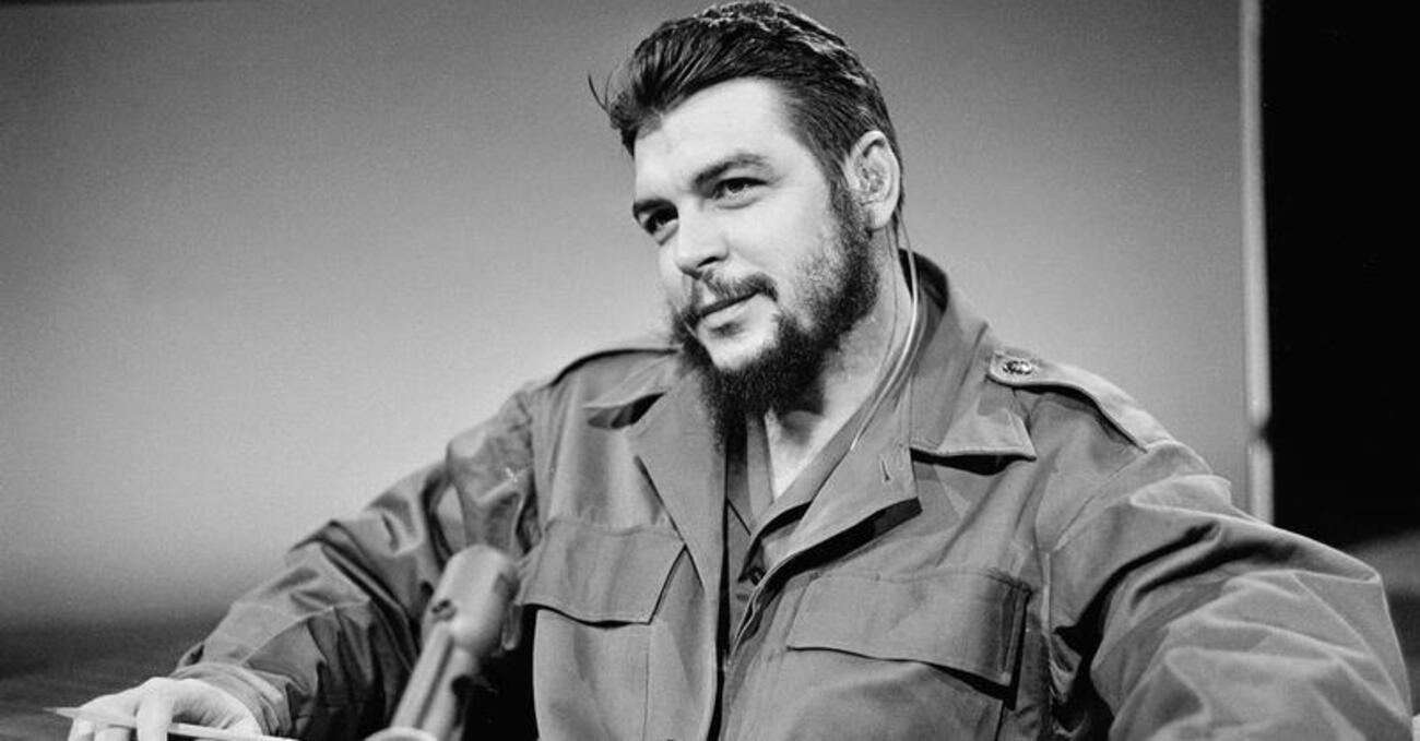 Che Guevara, il mito globale che resiste: altro che &ldquo;stupratore e guerrafondaio&rdquo;. Ma cosa resta davvero del guerrigliero fotogenico? Perch&eacute; dal popolo era considerato pi&ugrave; distante rispetto a Fidel Castro? Ammirato anche a destra perch&eacute;&hellip;