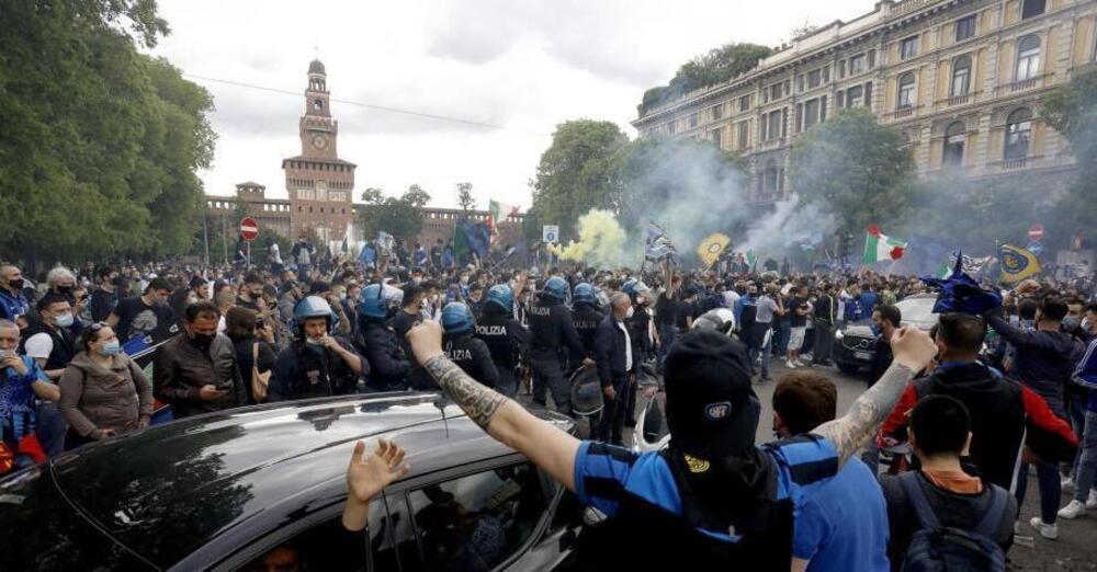SCONTRI A MONACO tra ultras dell&rsquo;Inter e tifosi del Psg: almeno un fan parigino ferito nella metropolitana Universit&auml;t. La polizia &egrave; intervenuta con gas lacrimogeni: ecco cosa sappiamo [VIDEO]