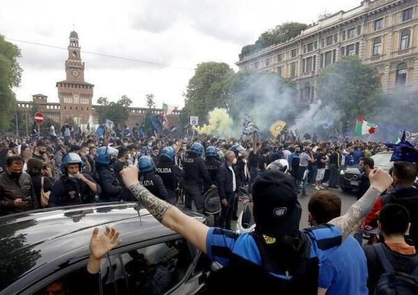 SCONTRI A MONACO tra ultras dell&rsquo;Inter e tifosi del Psg: almeno un fan parigino ferito nella metropolitana Universit&auml;t. La polizia &egrave; intervenuta con gas lacrimogeni: ecco cosa sappiamo [VIDEO]