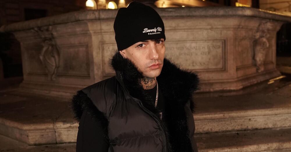 Abbiamo letto &ldquo;Non volevo ma lo sono&rdquo; di Tony Effe, ma com&rsquo;&egrave;? L&rsquo;ennesima autobiografia di un rapper che non dice (quasi) niente. Dal dissing con Fedez a Sanremo 2025, ecco perch&eacute; forse gli frega pi&ugrave; di quanto pensiamo del giudizio degli altri&hellip;