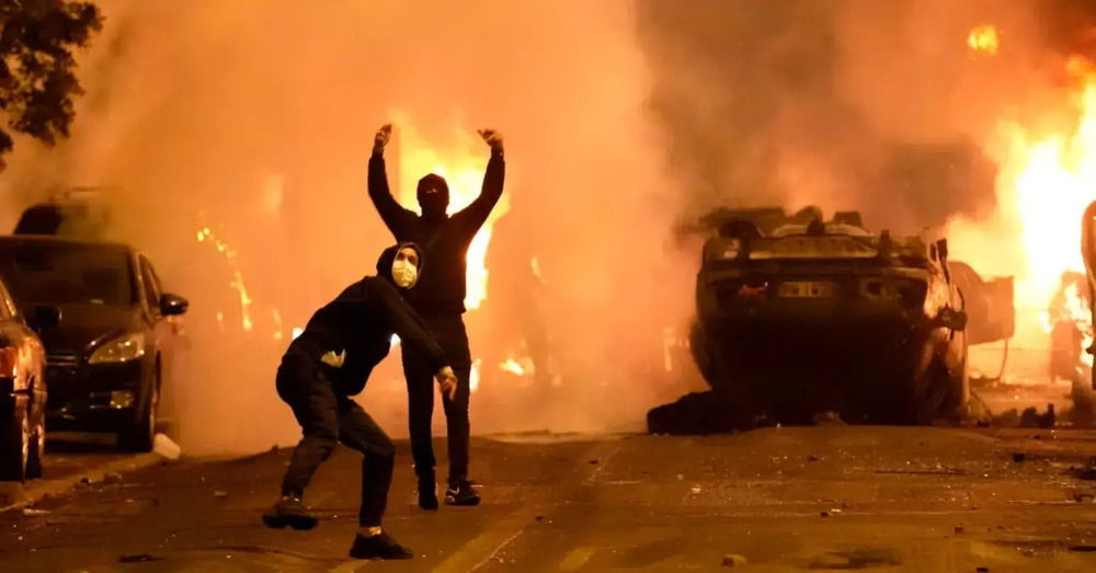 Guerriglia ultras e caos a Parigi per la festa Champions del Psg: auto incendiate e lanciate sulla folla. Un diciassettenne morto a Dax per accoltellamento, una giovane di vent&rsquo;anni muore in scooter. Ma la polizia era pronta?