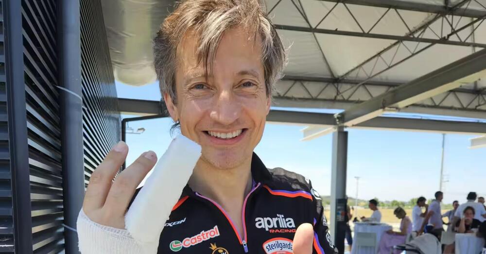 La magia dell&rsquo;Aprilia All Stars? Massimo Rivola, che va fortissimo con la RSV4, si stende con la Guzzi e &quot;tende la mano&quot; a Mart&iacute;n: &ldquo;Per capire un pilota infortunato devi infortunarti&rdquo;