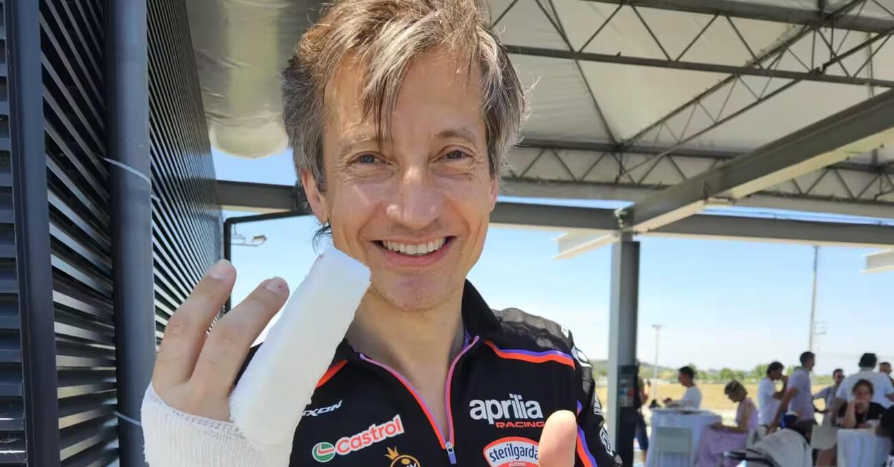 La magia dell&rsquo;Aprilia All Stars? Massimo Rivola, che va fortissimo con la RSV4, si stende con la Guzzi e &quot;tende la mano&quot; a Mart&iacute;n: &ldquo;Per capire un pilota infortunato devi infortunarti&rdquo;
