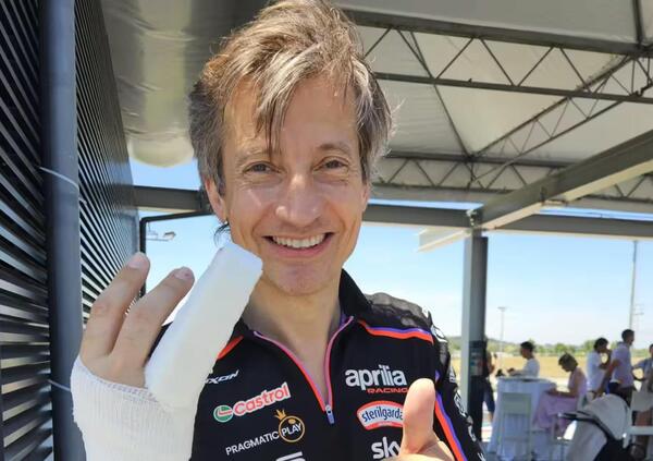 La magia dell&rsquo;Aprilia All Stars? Massimo Rivola, che va fortissimo con la RSV4, si stende con la Guzzi e &quot;tende la mano&quot; a Mart&iacute;n: &ldquo;Per capire un pilota infortunato devi infortunarti&rdquo;
