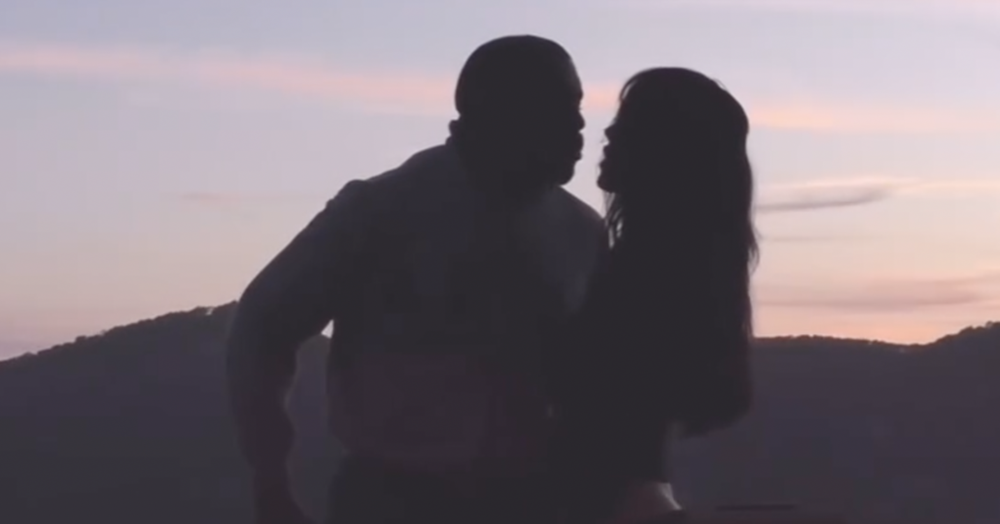 &Egrave; RISBOCCIATO L&rsquo;AMORE? Bianca Censori balla per Kanye West al tramonto. E il rapper, intanto, accusa Shopify di dovergli 4 milioni di dollari [VIDEO]