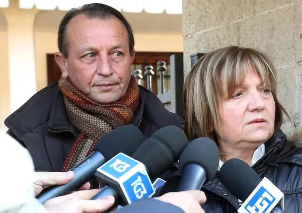 Omicidio Poggi, i genitori di Chiara demoliscono la tesi della borsetta sparita: &ldquo;Ecco dov&#039;&egrave;&rdquo;. E sullo scandalo sessuale della Bozzola: &ldquo;Ormai a Garlasco pi&ugrave; testimoni che abitanti. Nostra figlia non la frequentava&rdquo;