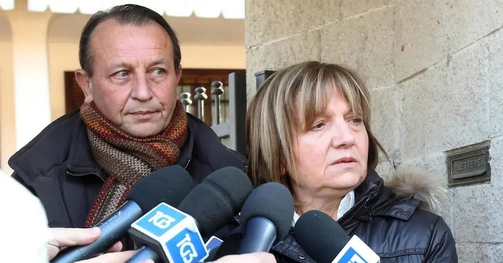 Omicidio Poggi, i genitori di Chiara demoliscono la tesi della borsetta sparita: &ldquo;Ecco dov&#039;&egrave;&rdquo;. E sullo scandalo sessuale della Bozzola: &ldquo;Ormai a Garlasco pi&ugrave; testimoni che abitanti. Nostra figlia non la frequentava&rdquo;