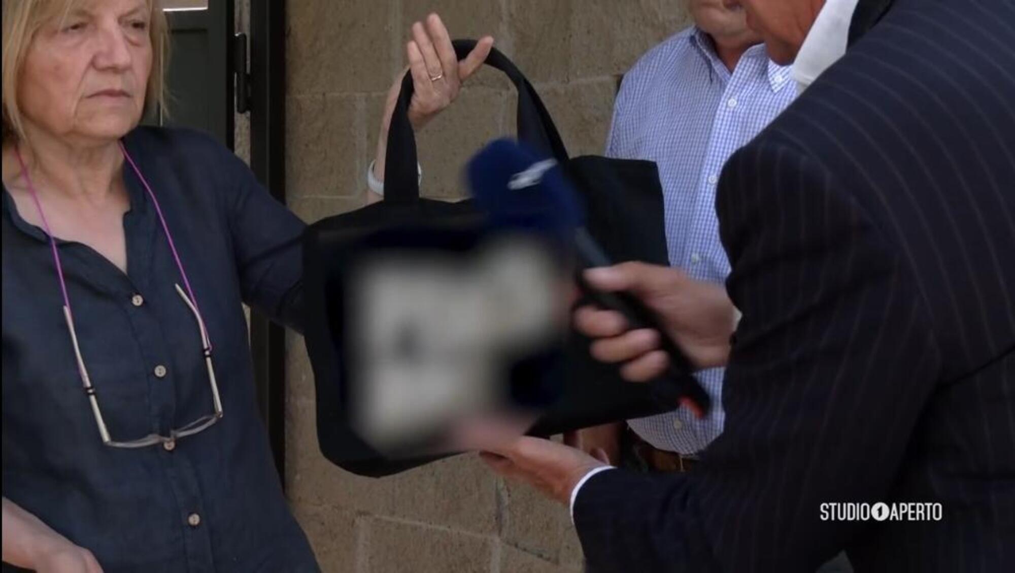 La borsetta di Chiara Poggi mostrata dai genitori a Studio Aperto