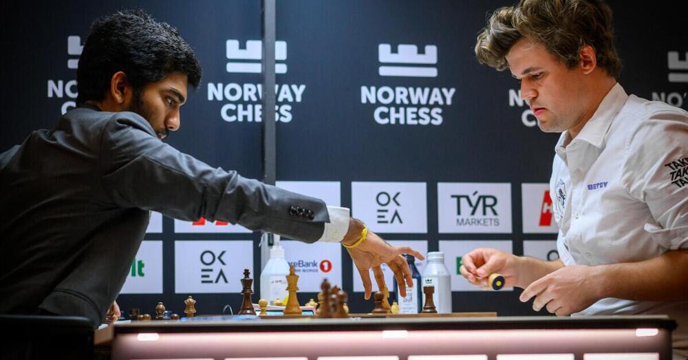 TERREMOTO NEGLI SCACCHI: come ha fatto Gukesh Dommaraju a vincere contro Magnus Carlsen da posizione perdente? Ecco il ribaltone da &quot;sopravvissuto&quot; e il pugno sul tavolo del re della scacchiera...