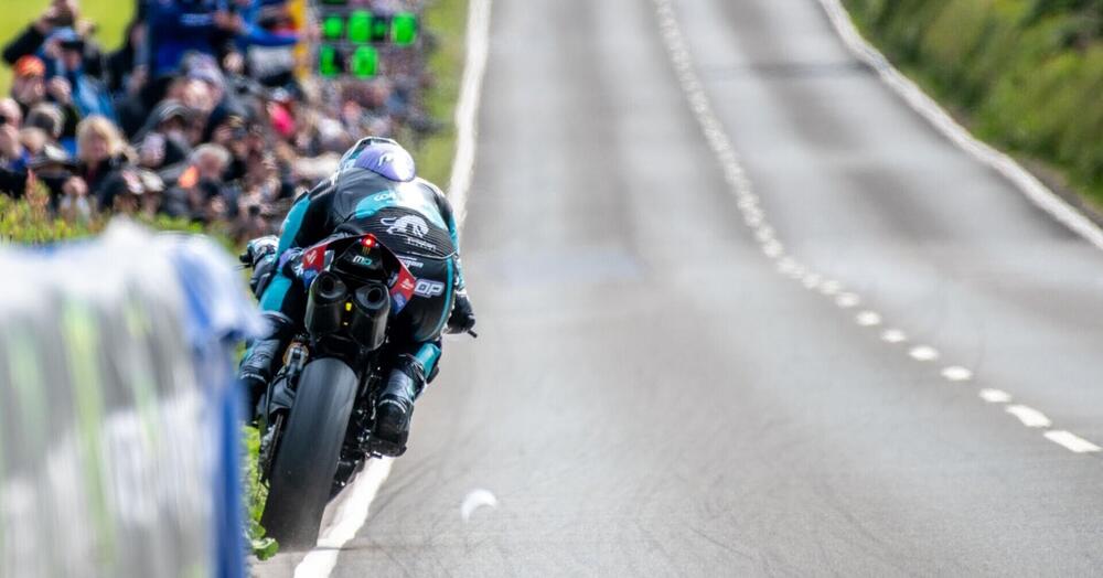 Se cantare &ldquo;ho visto Maradona&rdquo; non vi basta, leggete cosa ha fatto Michael Dunlop al TT 2025 con la Ducati Panigale V2 (nuova regina del Mountain)