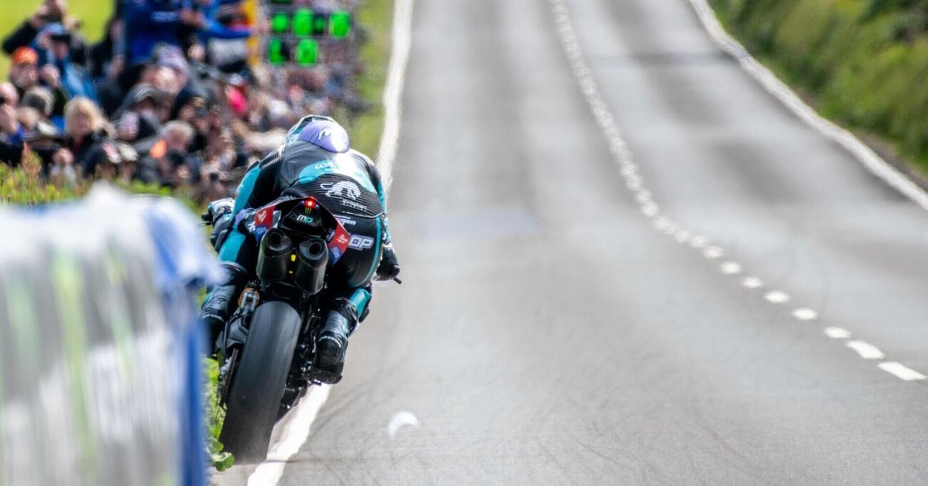 Se cantare &ldquo;ho visto Maradona&rdquo; non vi basta, leggete cosa ha fatto Michael Dunlop al TT 2025 con la Ducati Panigale V2 (nuova regina del Mountain)