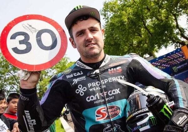 Se cantare &ldquo;ho visto Maradona&rdquo; non vi basta, leggete cosa ha fatto Michael Dunlop al TT 2025 con la Ducati Panigale V2 (nuova regina del Mountain)