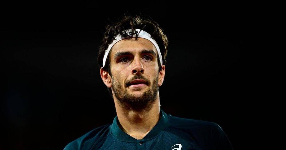 MUSETTI? &ldquo;Too small&rdquo; una fava. Lorenzo fa tornare sulla terra Tiafoe e si vendica della presa per il cu*o sul cemento. Ora la prima semifinale al Roland Garros (contro Alcaraz) e fa sognare l&rsquo;Italia insieme a Sinner
