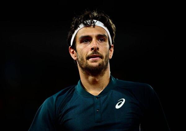 MUSETTI? &ldquo;Too small&rdquo; una fava. Lorenzo fa tornare sulla terra Tiafoe e si vendica della presa per il cu*o sul cemento. Ora la prima semifinale al Roland Garros (contro Alcaraz) e fa sognare l&rsquo;Italia insieme a Sinner