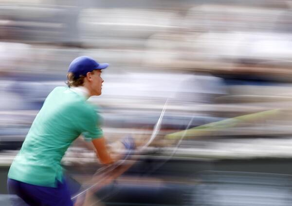 Sinner, partite a senso unico e interviste scontate al Roland Garros? Questo Jannik ci piace cos&igrave;. Agli avversari come Bublik (e a tutti gli altri tranne forse Alcaraz) un po&#039; meno...