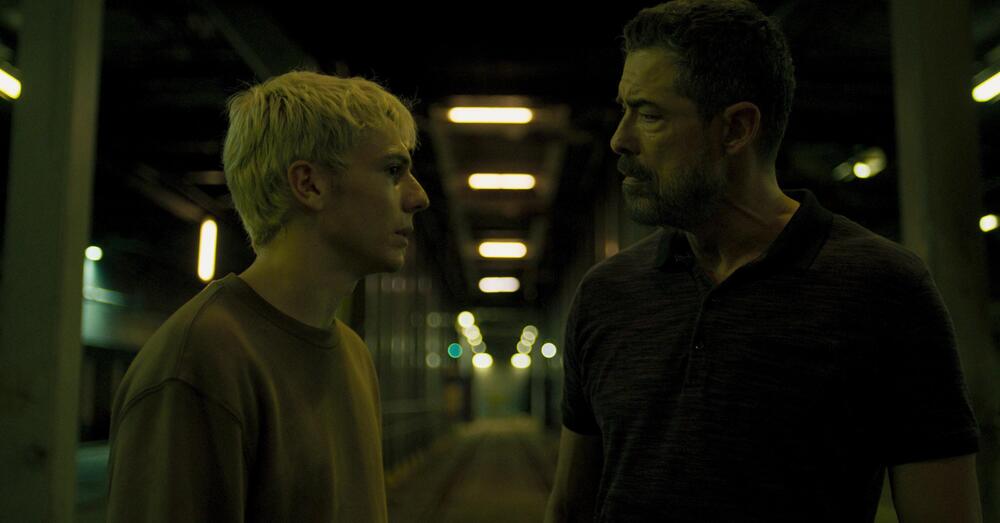 Abbiamo visto Mani Nude con Francesco Gheghi e Alessandro Gassmann (ora al cinema), ma com&rsquo;&egrave;? Un film che colpisce pi&ugrave; forte quando smette di fare a botte