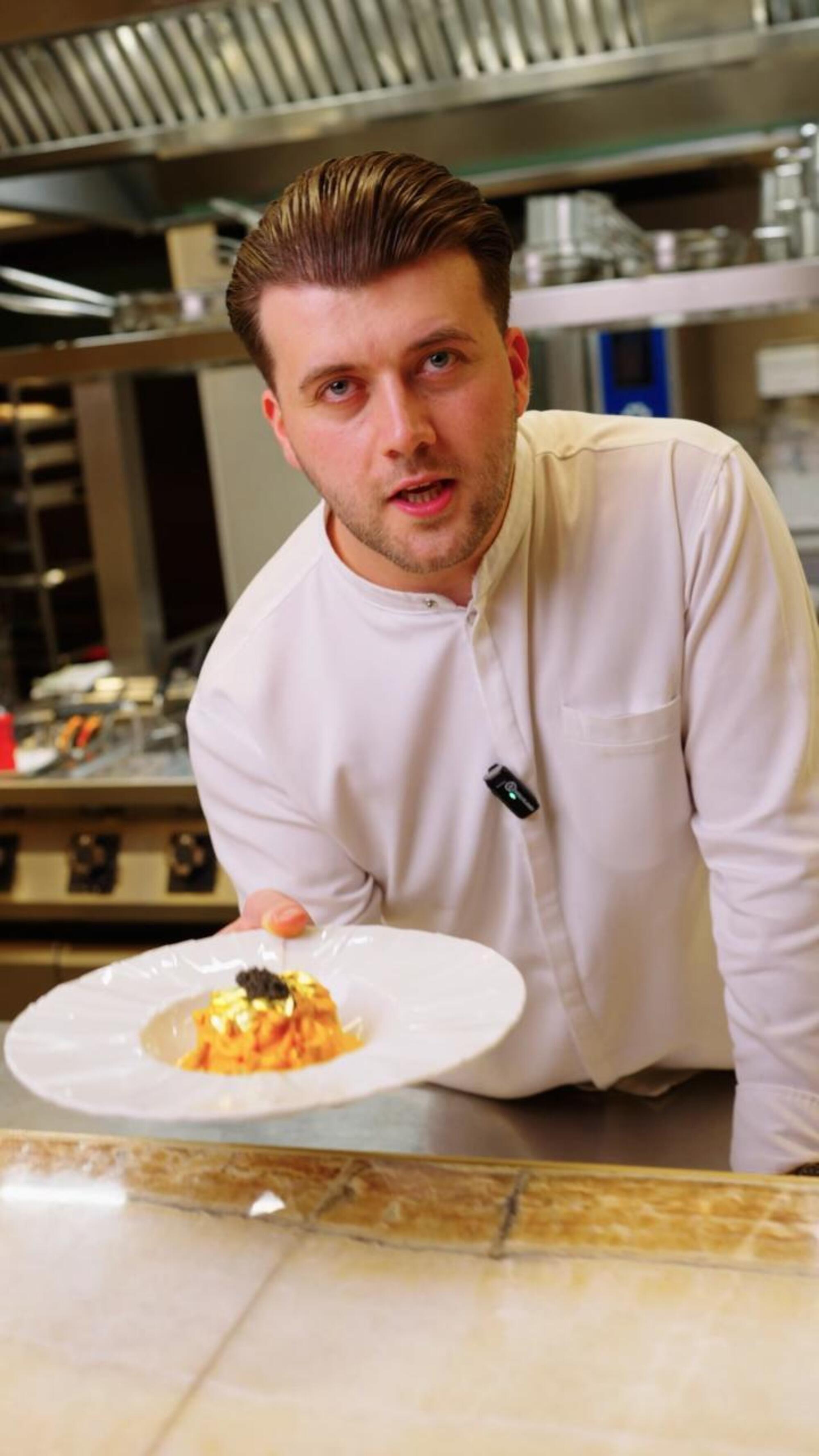 Lo chef Emin Haziri, autore della Carbondoro da 70 euro