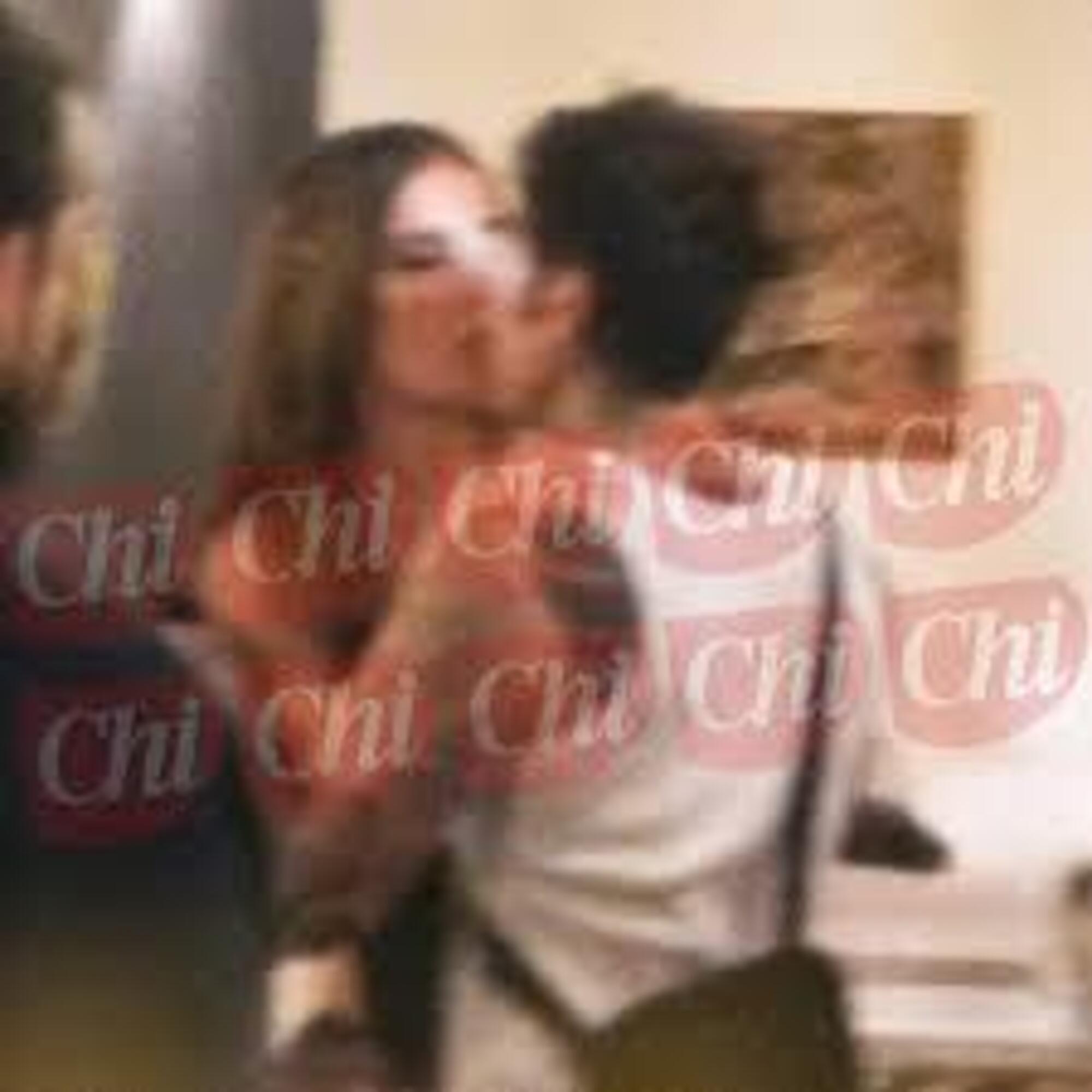 Il presunto bacio tra Clara e Fedez nella foto di Chi magazine