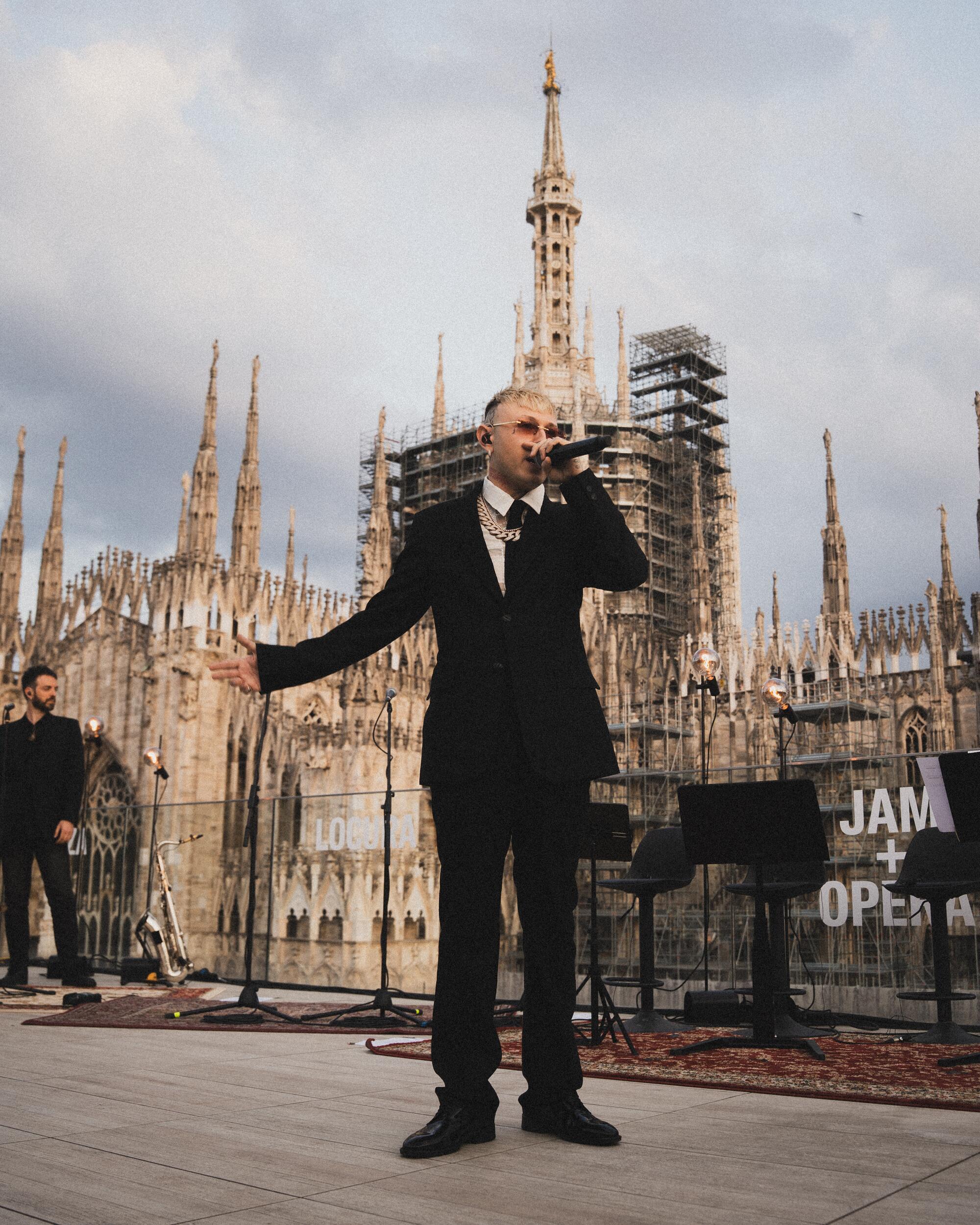 Lazza durante il Locura Jam Live Session