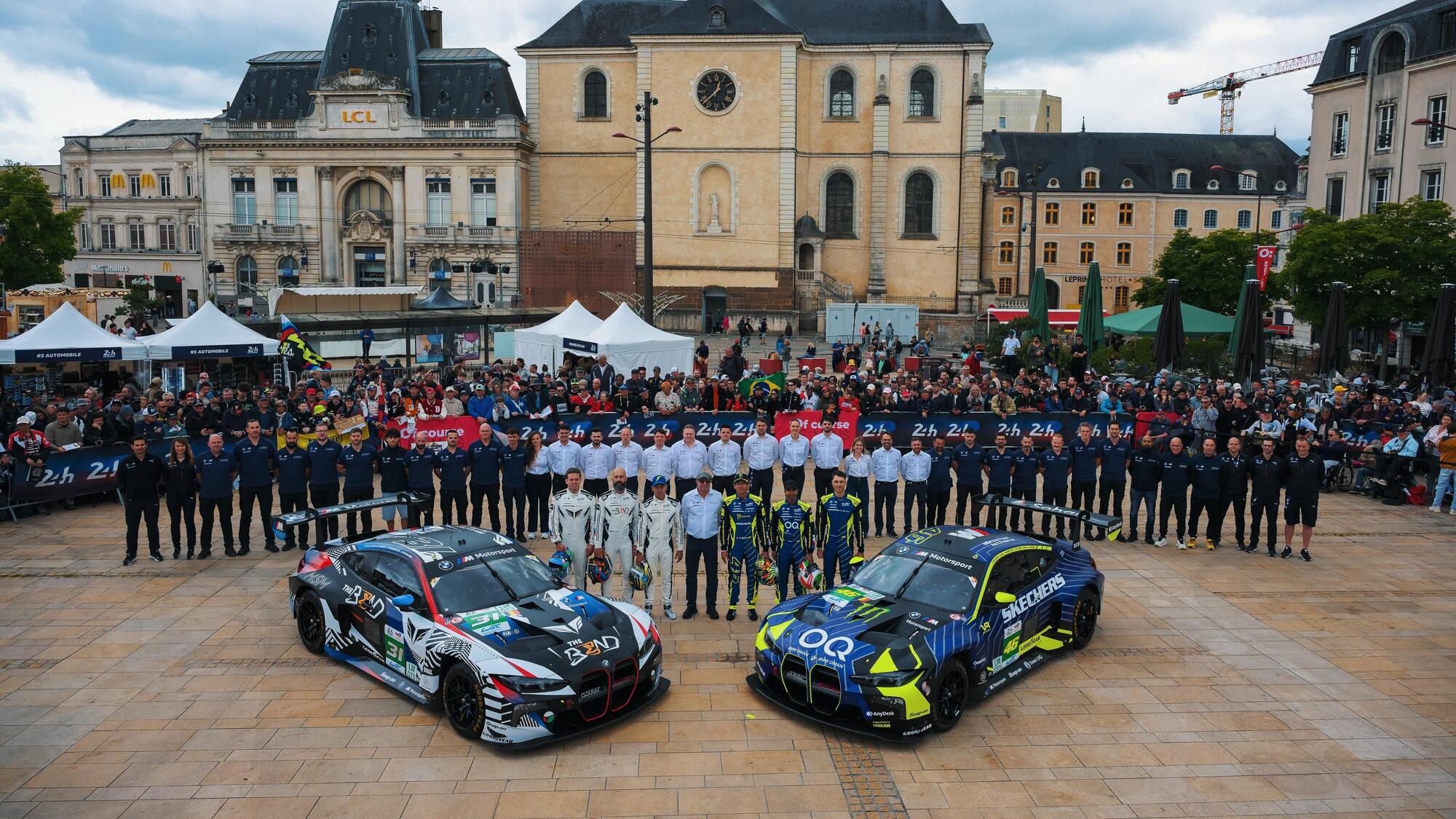 La foto di gruppo del Team WRT al Pesage della 24h di Le Mans