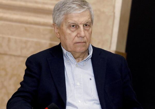 Aldo Grasso smonta Valditara? &ldquo;Imparare le poesie a memoria non risolve il problema&rdquo;. Niente cellulari in classe? &ldquo;Non si vieta ci&ograve; che va compreso&rdquo;. E lancia l&rsquo;allarme sul futuro della scuola