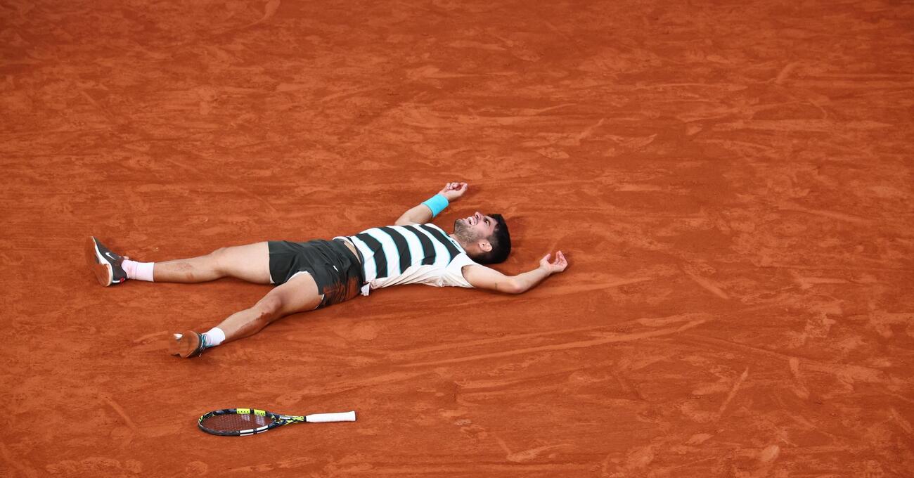 MA CHE CAZ*O ABBIAMO VISTO? Alcaraz non muore mai, rimonta tutto e lascia a Jannik solo la polvere del Roland Garros. Il numero uno domina, spreca, recupera, ma contro Carlos resta il numero due (almeno sulla terra)