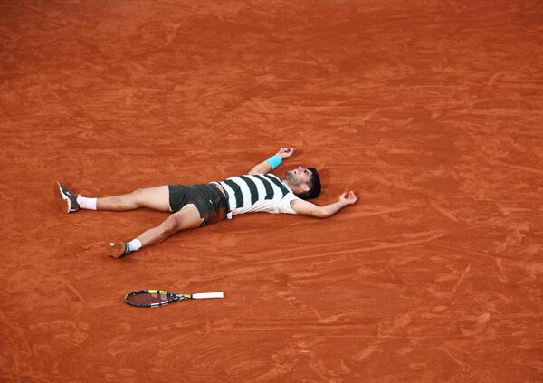 MA CHE CAZ*O ABBIAMO VISTO? Alcaraz non muore mai, rimonta tutto e lascia a Jannik solo la polvere del Roland Garros. Il numero uno domina, spreca, recupera, ma contro Carlos resta il numero due (almeno sulla terra)