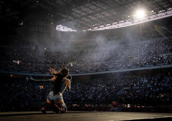Elodie a San Siro sold out? Il mistero dell&#039;anello, i biglietti a 10 euro, gli inviti gratis (e &#039;l&#039;obbligo&#039; dello Stadio che non fa bene a nessuno)