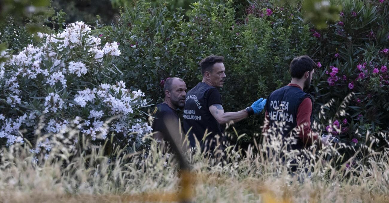 Bambina e donna (madre e figlia?) morte a Villa Pamphili (Roma): ma perch&eacute; erano nude? Il &ldquo;letto&rdquo; a cento metri nei cespugli, la pista del duplice omicidio, la testimonianza su un uomo &ldquo;con un fagotto&rdquo; e...