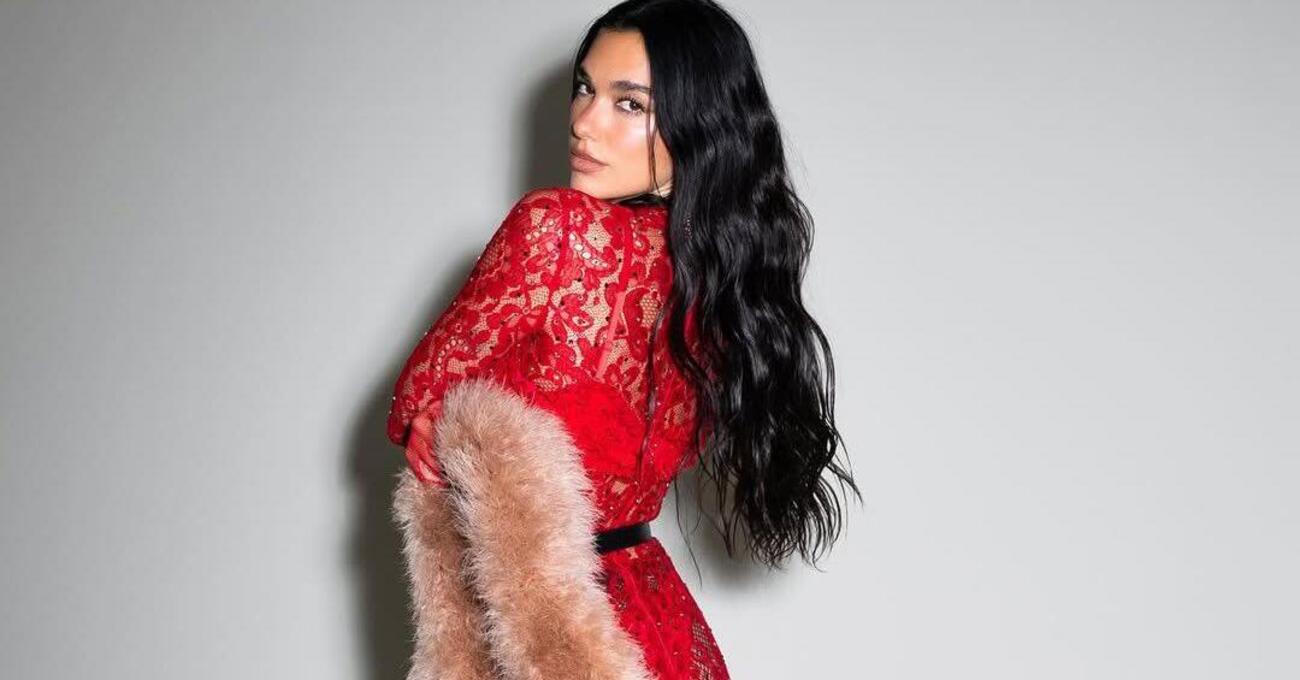 PASTA, PIZZA E RAFFAELLA CARR&Agrave;? Grazie Dua Lipa, che ci ricordi come ci vede il mondo. A far l&#039;amore comincia tu, noi italiani siamo ancora a fare i trenini sulla terrazza de La grande bellezza...