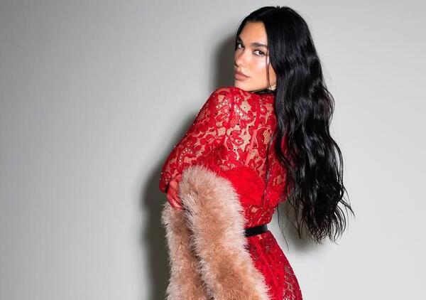 PASTA, PIZZA E RAFFAELLA CARR&Agrave;? Grazie Dua Lipa, che ci ricordi come ci vede il mondo. A far l&#039;amore comincia tu, noi italiani siamo ancora a fare i trenini sulla terrazza de La grande bellezza...