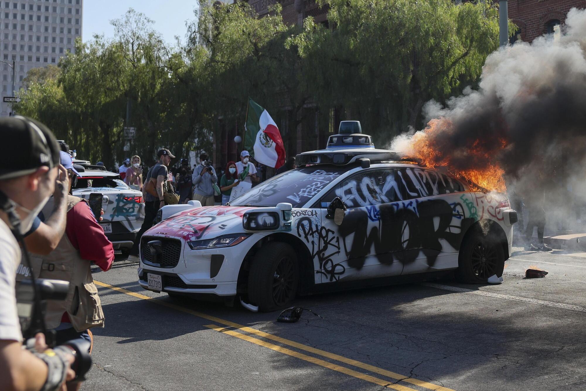los angeles waymo rivolta taxi bruciato google ansa